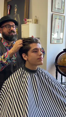 Estilo de corte libro abierto.  #barber #barbershop #barberia #hair #haircut #style #classic #moda #man #hombre #peluqueria #elreydelasbarbas #sirjohnnydude 