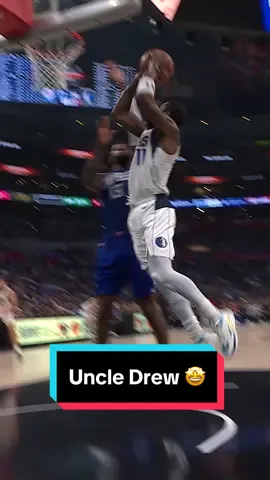 Kyrie Irving crosses his way to a reverse layup 😲 #NBAPhilippines #RepublikaNgNBA #NBA #fyp #foryoupage #BasketballTikTokPH #SportsonTikTok