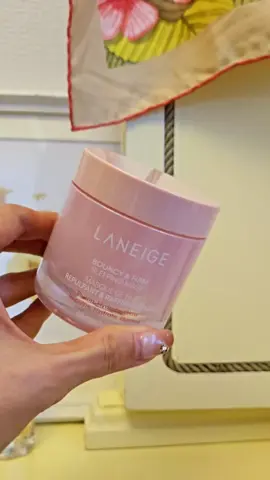 LANEIGE バウンシー スリーピング マスク (弾力/ 睡眠パック) 60ml うるおい&ツヤケア 乾燥によって毛穴など目立ってたところが、うるおってふっくらツヤ肌と毛穴が目立ちにくくなってくるよ✨ 香りもとってもよくて、寝る前のルーティーンの一つに！ 期待できる効果 ●ハリ ●うるおい ●引き締め ●毛穴 ハイドロメルトグローカプセル お肌にのせると小さい白いつぶつぶがあって 約45,000個のハイドロメルトグローカプセルが、 肌になじませるとつぶつぶが消えて、 角質層まで浸透します ピオニーエキス×コラーゲン配合 うるおいバリアしてくれて、眠っている間も 肌のうるおいをキープ！ 翌朝ぷるるんツヤ肌になっててビックリ👀 ピオニーの香り大好きだから寝るときの癒しです🩷 5月1日全国発売 4月20日ロフト、 楽天先行発売 @laneige_jp #ラネージュ #laneige #韓国コスメ #マスク #クリーム #スリーピングパック #ピオニー #ピンク #ピンクコスメ #ハリ #うるおい #beauty #new #大人気 