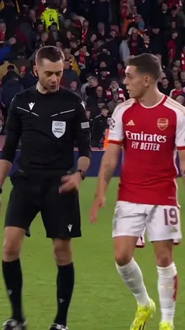 เลอันโดร ทรอสซาร์ด นักเตะอาร์เซน่อล กับ เคลมองต์ ตูร์แปง ผู้ตัดสินในเกมที่พบกับเอฟซี ปอร์โต😅พวกนายเป็นญาติกันใช่มั้ย😂 #trossard #turpin #arsenal #fcporto 
