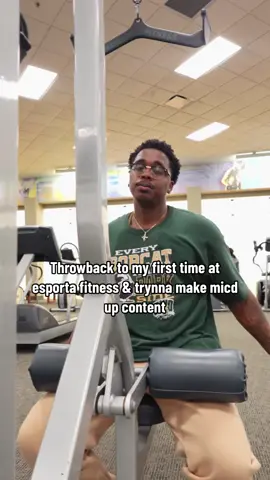 1st time at a gym & its busy + just starting to do micd up vids = me bein 😺. #camerashy #micdup #fitnesscontent #newgym #anxiety #throwback 