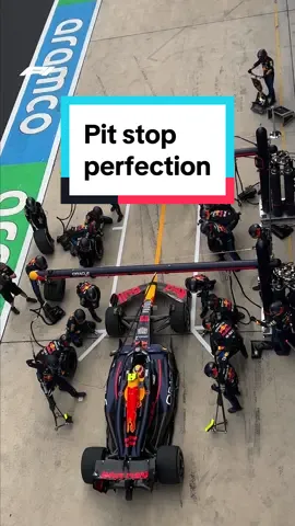 unreal synchronisation from @redbullracing... a 2.1s stop and a 2.0s stop, back-to-back! ⏱️ #f1 #formula1 #sports #china #shanghai #redbull #maxverstappen #checoperez