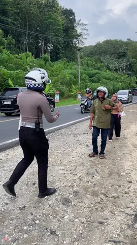 Membantu Masyrakat Yang akan melaksanakan Oprasi di RS pandega namun terkendala dengan Motor yang digunakan si Bapak tersebut, Demi Kenyamanan dan keperluan Bapak kami membantu dengan mengantarkan nya ke RS pandega #fyppppppppppppppppppppppp #polantasindonesia #fyi #polantaspeduli #pangandaran 