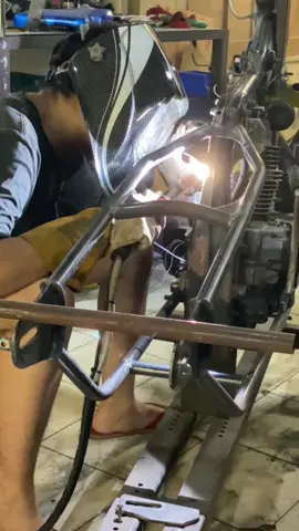 Edisi separuh chopper Basic honda GL #chopper #framechopper #motorcustom #custombike #lasargon #tigweld #surabaya 