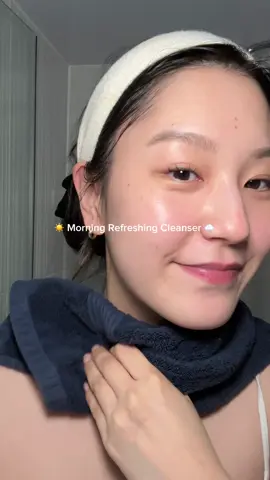 This @mixsoon_official Centella Cleansing Foam is perfect for morning cleansing. It contains centella extract to soothe skin and salicylic acid to exfoliate, but it's a very soft, gentle, mildly acidic cleanser that's great for a gentle but thorough cleanse in the morning 🤍 *ad #mixsoon #cleanser #koreanskincare #kbeautyskincare #affordableskincare #cleansingfoam #sensitiveskin #morningroutine #cleansingroutine 