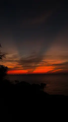 “Thời gian chưa từng mở miệng nói chuyện, nhưng lại trả lời tất cả câu hỏi của chúng ta.” #tamtrang #chualanh #sunset #xh 