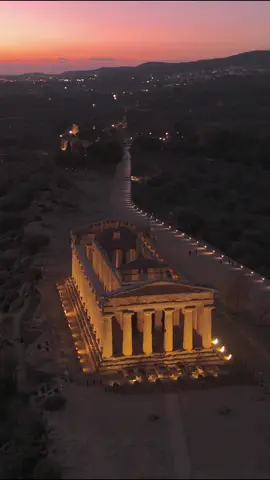 Il Tempio della Concordia, situato nella Valle dei Templi ad Agrigento, Sicilia, è un antico tempio greco ben conservato. Costruito nel V secolo a.C., presenta una maestosa colonnade dorica che si erge contro il cielo a testimonianza dell’arte e dell’architettura dell’antica Grecia. Le colonne, perfettamente proporzionate, conferiscono al tempio un’eleganza eterna. La sua dedica alla “Concordia” simboleggia la pace e l’armonia, valori essenziali per la società greca. L’edificio è caratterizzato da una cella interna con colonne sul fronte e sui lati, mentre il colonnato presenta ventiquattro colonne sul lato lungo e tredici su quello corto. La disposizione delle colonne crea un ritmo visivo armonioso. Nonostante il passare dei secoli, il Tempio della Concordia rimane un emblema tangibile della grandezza dell’antica cultura greca, attirando visitatori da tutto il mondo.🇮🇹 #agrigento #sicily #tempiodellaconcordia #italia  #italy #pioandreaperi #sunset #viral #instagram #nature #architecture #archeology #antiquaarcheologia #tesoriitaliani #igitalia #italy_vacations #tiktok 