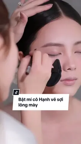 Cô Hạnh gẩy sợi lông mày #hanhlammakeup #LearnOnTikTok #hocmakeup #hanhlammakeupacademy 