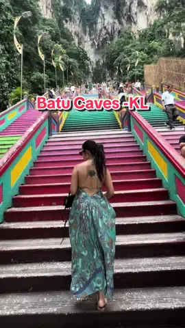 Batu Caves 🇲🇾 #travel #traveltiktok #traveldiaries #batucaves #batucavesmuruga #malaysia #klcc #kl #southeastasia #asia #vacation #spirituality #faith #blessed #gratitude #outfit #godisgood #batucaveskualalumpur #trending #trend #capcut #transition #content #discover #explore 