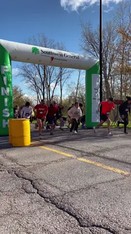 This brisk April morning was the perfect setting for the 41st Old Oak Run! We are so grateful for everyone who came out and got some steps in. We love seeing our community come together, spend time outside of work 🏃‍♀️🌳🏥 #thatsmyhospital #healthcare #career #hospital #work #Fitness #fun #community #workout #run #SouthwestGeneral 