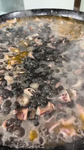 Envie de goûter nos paëllas ? Rendez-vous chez nous ! 😋 . N’hésitez pas à nous contacter en privé via la messagerie, ou directement via le numéro de téléphone en bio ! 📨☎️ . #restaurant #charleroi #poisson #paella #pourtoi 