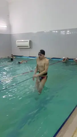 Entering a new week of training fast 💪 #swimming  📹 @baur_sw1m