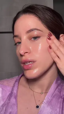 Affordable skincare hack!!! #greenscreenvideo #niveacream #skincarehacks #thickfacecream #moisturizerviral #diymoisturizer #vitamineskincare #vitaminebenefits #moisturizedskin #affordableskincarehack 