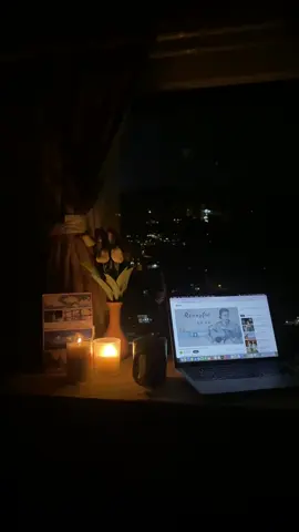 Hôm nay sắp xếp công việc sớm, dành cho mình một ít thời gian trong căn phòng từ lâu đã không có bóng dáng người lạ nào bước vào ngoại trừ chủ căn phòng này. Tôi bật tivi sau một thời gian dài không xem, chuyển ngẫu nhiên vài kênh rồi coi vô vị một bộ phim không rõ nội dung từ đầu ra sao. Chàng trai trong phim đứng dưới mưa cùng một cô gái, anh ta nói với vẻ đã dùng nhiều can đảm : “ Hãy để anh bên em, còn được bên em một ngày thì sẽ nhiều hơn một ngày “. Cô gái với đôi mắt của sự tuyệt vọng lắc đầu đáp lại : “ Anh bên em một ngày thì sẽ ít đi một ngày “. Tôi vẫn không hiểu vì sao họ yêu nhau mà không muốn bên nhau cho tới khi chàng trai dùng vẻ mặt dịu dàng và kiên định nói với cô : “ Anh sẽ tiếp nhận điều trị, có thể sống được 5 năm, 6 năm lâu hơn thì sao? Em cứ xem như em đầu tư đi, càng mạo hiểm sẽ càng lời nhiều. Anh sẽ cho em hạnh phúc nhất có thể . Em nói bên anh em rất vui mà không phải sao? “ Cô gái oà khóc thét lên rằng : “ Em không biết đầu tư. Em chỉ có một chút tiền đó thôi, em không muốn mất tất cả, em không vui...” Chàng trai đó im lặng nhìn cô rồi đưa tay vén mái tóc đang bị ướt của cô khỏi khuôn mặt dịu dàng nói : “ Vậy thì chúng ta không bên nhau nữa, ngày em đến anh đã nói khi em không vui, không thoải mái thì dừng lại em nhé “. Anh ta quay đi cúi đầu bước những bước chân nặng nề như vừa dùng hết chút sức lực còn lại trong mình can đảm để cố giữ cho tình yêu này, nhưng cuối cùng vẫn là trở về nơi cô độc.  Cô gái cũng như vừa tự tổn thương mình rồi ngã xuống nhìn anh ta đi trong bất lực. ……. Tôi thiết nghĩ mỗi người chúng ta là những cá thể yếu đuối, sợ bị tổn thương. Sợ tình cảm mình không được đáp đền, sợ tình cảm này không có ngày.   Đến cuối cùng, ai cũng không vượt qua được bản ngã của chính mình, để rồi tự làm tổn thương nhau.  | Người bán hoa cúc dại | #gã #goccuaga #stt #buon #tamtrang #dalat 