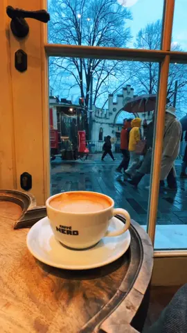 لا يوجد شيء أجمل من الجلوس و تناول القهوة بمفردك أثناء النظر من النافذة.....! #خذ #فاصل #خواطر #your_coffee #خواطر_من_القلب #عبارات #ستوريات #حالات_واتس #trending #photography #foryou #fyp 