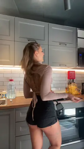 front vs. back - kitchen edition 👩🏼‍🍳🍝 #cutegirl #CookingHacks #usa_tiktok #frontvsback #fyp 