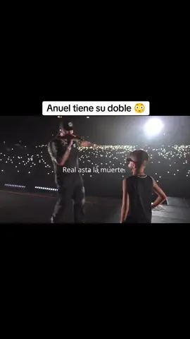 Anuel y míni anuel. 