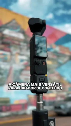 ENVIA p/ quem quer subir o nível! 👀 O GRANDE acerto da DJI para criadores de conteúdo. O Osmo Pocket 3 Creator Combo. Na bag vem o Gimbal de estabilização com câmera acoplada e muuuuitos acessórios. Vou te mostrar todos. Com o Pocket 3 na mão, você consegue criar conteúdo na vertical (videos curtos) ou na horizontal (vídeos longos), em até 4K/60 FPS, câmera lenta em até 240, panorâmica, time lapse, uma gravação noturna MUITO BOA e o modo de rastreio, super completo, com vários modos configuraveis, A tela Touch de 2” comanda as ações junto com o joystick e o botão de gravar. Tem 3 microfones internos, MAS nesse combo vai o microfone DJI Mic 2, que é SENSACIONAL.  Essa é a qualidade que ele entrega na externa, essa é a qualidade interna, e já acompanha o imã pra por na lapela. A bateria dura por volta de 180 minutos, mas nesse combo vai uma bateria extra, que te dá mais 100. Ainda tem a o tripé, uma lente grande angular por imã, cabos e a case anti impacto. Chama a atenção a liberdade de formatos de gravação e funções, você tem controle total no Pro, ou pode usar o ajuste automático . O Pocket 3 não é um produto de entrada, é o próximo passo do criador.  Se você quer ele como seu próximo investimento em equipamento, comenta “Osmo” que eu te mando o Link! Me segue pra mais reviews rápidas. #criadordeconteudo #dicadeproduto #tecnologia 