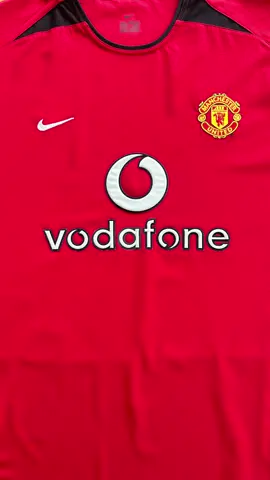 🧡🖤 Team : Manchester United FC Season : 2002 - 2004 Type : Home kit League : Premier League Brand : Nike Style : Short sleeves Name : - No. : - #madamejersey  #classicfootballshirts #blokecore #blokecoreoutfit #thailandclassicfootballshirts #classicfootballjersey #footballpassion #jerseycollector #retro #vintage #classic #jersey #classicjersey #england #PremierLeague #manchesterunited #manchester #united #beckham #reddevil #manu #nike 