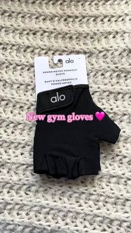 Your girls hands are starting to get ugly😭 HAD to get gloves for the gym🥰 #fyp #foryou #aloyoga #alo #gymgirl 