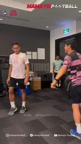 MOMEN LUCU SHIN TAE YONG DAN PEMAIN TIMNAS U-23 DI SESI LATIHAN GYM PERSIAPAN VS KOREA Timnas Indonesia akan menghadapi Korea Selatan di Babak Perempatfinal Piala Asia U-23. Laga itu akan menjadi laga yang spesial bagi Shin Tae Yong. Hari ini skuad Timnas Indonesia kembali melakukan persiapan untuk menghadapi Korea. Pemain Timnas melakukan recovery dengan latihan santai di Gym. Di sesi latihan itu pemain Timnas U-23 Tampak Enjoy dan Relax. Shin Tae Yong dan pemain Timnas tampak berlatih dengan penuh canda tawa dan juga mengenang momen manis di Laga melawan Jordania. Berikut momen latihan Timnas U-23 Persiapan menghadapi Korea Selatan di babak perempatfinal hari Jumat nanti. #TimnasU23 #IndonesiaVsKorea #TimnasVsKorea #afcasiancup #AFCu23 #TimnasIndonesiaU23 #AfcAsianCupU23 #AsianCupU23 #NathanTjoe #ShinTaeYong #IndonesiaU23 #Indonesia #TimnasIndonesia #TimnasDay #JustinHubner #STY #KoreaSelatan  #KoreaVsIndonesia #UltrasGarudaQatar #IndonesiaVsKoreaSelatan