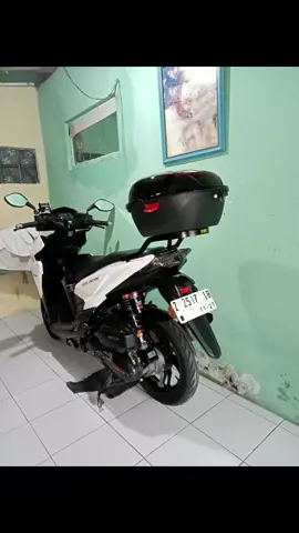 musim liburan, harus punya box motor kayak gini nih.. cek keranjang kuning #box  #boxmotor  #vario  #liburan 