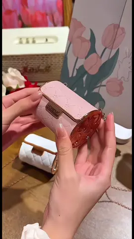 Set son 4 cây, bao gồm 3 màu son và 1 cây dưỡng môi. Kèm dây đeo để các bạn mang đi chơi, giống như chiếc túi nhỏ cực xinh nha💄#ngochajewelry #viral #fyp #son #sonmoi #sonxinh #setson #quatang 