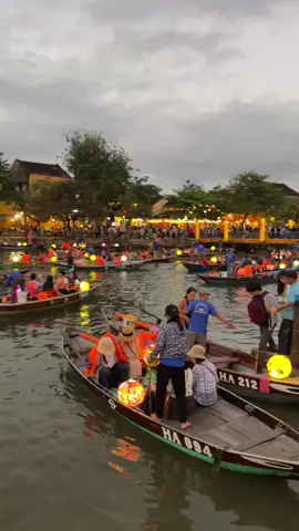 أنت جميع ألوان حياتي 🩷🧡💛🩵 . هوي آن ،، فيتنام 🇻🇳🇻🇳🇻🇳 . 🛶 أجمل نشاط في هوي آن القوارب وقت الغروب أو بالليل ورمي امنياتكم بالنهر 😁😁 🛶 سعر القارب من شخص الي 3 اشخاص ب 25 ريال  لمدة نصف ساعة ، وسعر بوكس الأمنيات 7 ريال 😁 .  🎎 هوي آن من أجمل المدن اللي زرتها في فيتنام ونصف جمال فيتنام شفته فيها 😍😍 جميلة في النهار وساحرة فاتنة بالليل لكنها حارة جداً وقت الظهر 😅 🎎 الوصول إلى هوي آن من العاصمة هانوي ✈️ ساعة طيران الي مطار دا نانغ ومن دا نانغ 🚗 40 دقيقة الي هوي آن 🎎 أُدرجت المدينة القديمة لهوي آن في منظمة التراث العالمي لليونيسكو 1999 🎎 جذبت هذه المدينة قديماً التجار من الصين و اليابان وفرنسا مما نتج عنه مزيج ثقافي لاتزال آثاره واضحة الي الان في كل شئ ، في المباني وتقاليد الطعام والحرف اليدوية وحتى في ثقافة القهوة 🎎 هوي آن ملاذ ساحر لعشاق التصوير 😍 كل زاوية فيها تنطق جمالاً .  . #vietnam #hanoi #travel #vacation #holidays #rain #sunset #sunrise #river #cruise #boat #amazingplaces #nature #view #bestview #safari #winter #falls #sea  #هنادي_فيتنام #فيتنام #بحر #سفر #سياحة #عدسة_المسافر #تصويري #عدستي #نهر #بحر #طبيعة #explore #tiktok 
