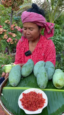 My aunt eat big mango