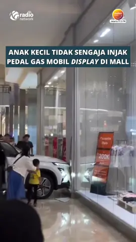 Anak kecil gak sengaja injak pedal gas mobil display di mall⁉️😱 Menurut keterangan, seorang anak kecil sedang bermain di bagian jok pengemudi dari mobil display di Mall. Akibatnya mobil tersebut berjalan dan menabrak tembok salah satu outlet brand. Mobil tersebut merupakan mobil listrik Chery Omoda E5 guys 🤦🏻🥲 Emang hari apes gak pernah ada di kalender ya guys! 😭 📷 Instagram/infojkt24 📃 kompas.com #fyp #fypシ #mobillistrik #motion975fmjkt 