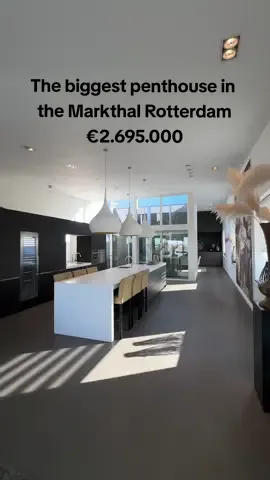 Neem een kijkje in het grootste penthouse van de Markthal. Met een woonoppervlakte van ca. 370 m² en een buitenruimte van ca. 130 m² biedt deze woning uitzonderlijk veel ruimte maar ook veel wooncomfort. De gehele woning is hoogwaardig afgewerkt met oog voor luxe en detail.   📍 | Grotemarkt 264, Rotterdam 💡 | Energielabel A+ 💰 | Vraagprijs €2.695.000,- #penthouse #markthal #laurenskerk #rotterdam #centrum #kolpavanderhoek #tekoop #verhuizen #verkopen #kopen #makelaars #makelaardij #luxuryrealestate #luxury #nvmzhz #qualisnl