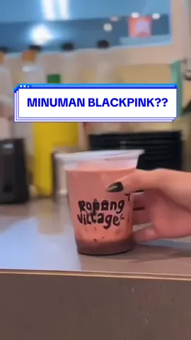 Salah satu minuman best seller kita nih!! BLACKPINK 😍🖤🩷 buat kalian yang mau nongki di rovill wajib banget huat cobain minuman yang satu ini🫣✨ #ropangvillage #contentcreator #baristalife #blackpink #placetogojogja #minumanunik #kontenkreator #kafejogja #coffeeaddict #baristatiktok 