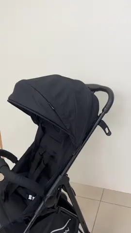 Прогулянкова коляска Bambi M 4249-2 Black Matt – це ідеальне поєднання стилю, зручності та безпеки для вашого малюка. Завдяки своєму сучасному дизайну та високоякісним матеріалам, ця коляска стане відмінним вибором для вашої сім’ї. Тип коляски: Прогулянкова, всесезонна Тип складання: Книжка Матеріал рами: Сталь Тип тканини: Льон, щільність – 300D Батьківська ручка: Нерегульована, висота від підлоги – 99,5 см Глибокий знімний капюшон: Опускається до бампера, глибина регулюється за допомогою застіжки-блискавки; задня частина капюшона знімається для кращої вентиляції під час спеки; кишеня для дрібниць Наклон спинки: Регулюється, 4 положення, кут нахилу – 107-163° Знімний бампер: Відкривається, ремінь-захист від сповзання Ремені безпеки: П’ятиточкові Підніжка: Регульована, резинова, 2 положення Колеса: 4 шт., матеріал – EVA, на підшипниках; діаметр передніх коліс – 13,4 см, діаметр задніх коліс – 16 см; ширина шасі задніх коліс – 51 см; передні колеса поворотні без фіксації #прогулка #bambi #прогулянковийвізок #дитячиймагазин #малятко #малятконересниця #кіндерятячів #рек #рекомендации❤️ 