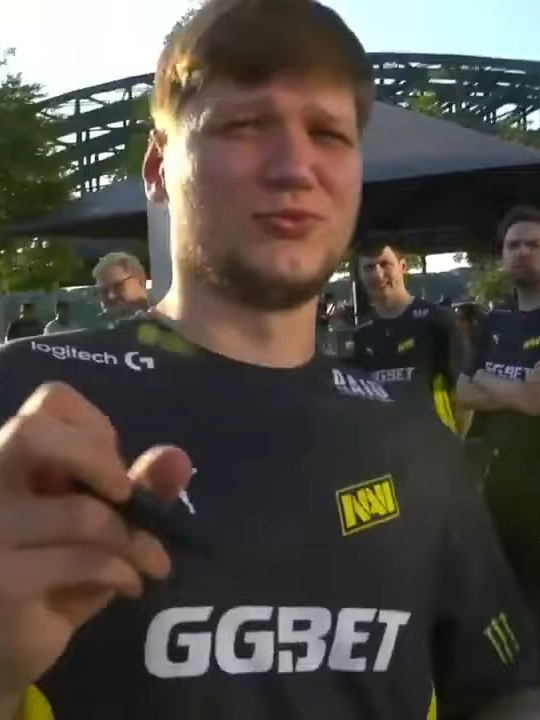 s1mple делает роспись на камере))#симпл #ксго #кс2 #2021 @s1mpleo.o