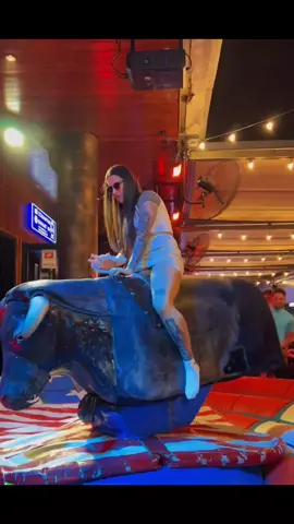 best girl bull riding 🔥🔥🔥🐂🐂🐂 #mechanicalbull #bullriding 