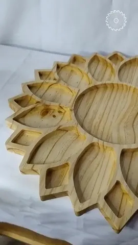 Mira el proceso de este pedido personalizado de girasol! 🌻✨ Pide tu tabla completamente personalizada con el diseño y tamaño que quieras! 🥳 Blu Studio #chiletiktok #cncowners #emprendimiento #chile #fyp #wood #carpentrylife #maderasymuebles #santiago #foryoupage #tablas #carpinteria #carpintero 