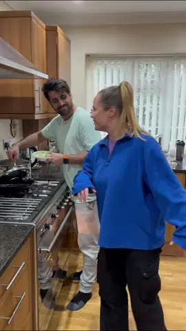 Sernading the cheff in style🎙️👨‍🍳 #fyp #backtoblack #amywinehouse 