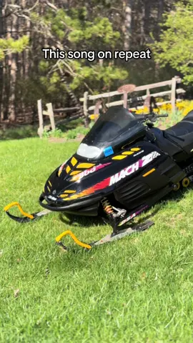 Greasy #98skidoomachz800 #machz800 #skidoo #800triple #tripletriple #dynoport #dynoportpipes #dynoportstingers 