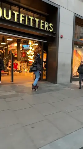 Gliding through central london #christabelle #christabelle1400 #goodgirlsgoskating #blackpeopleskatinginlondonseries 