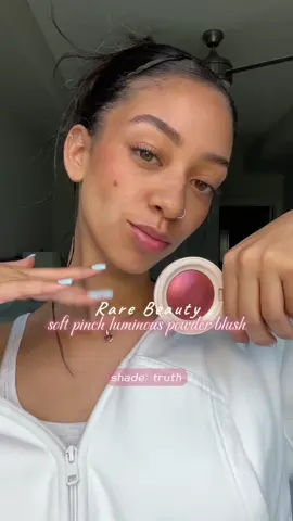 the perfect mauve/maroon shade 🌺 @Rare Beauty ✨ #rarebeautytruth #softpinchluminouspowderblush #rarebeautyreview #blushtryon #summermakeup #trendingmakeup #makeupmusthaves #powderblush 
