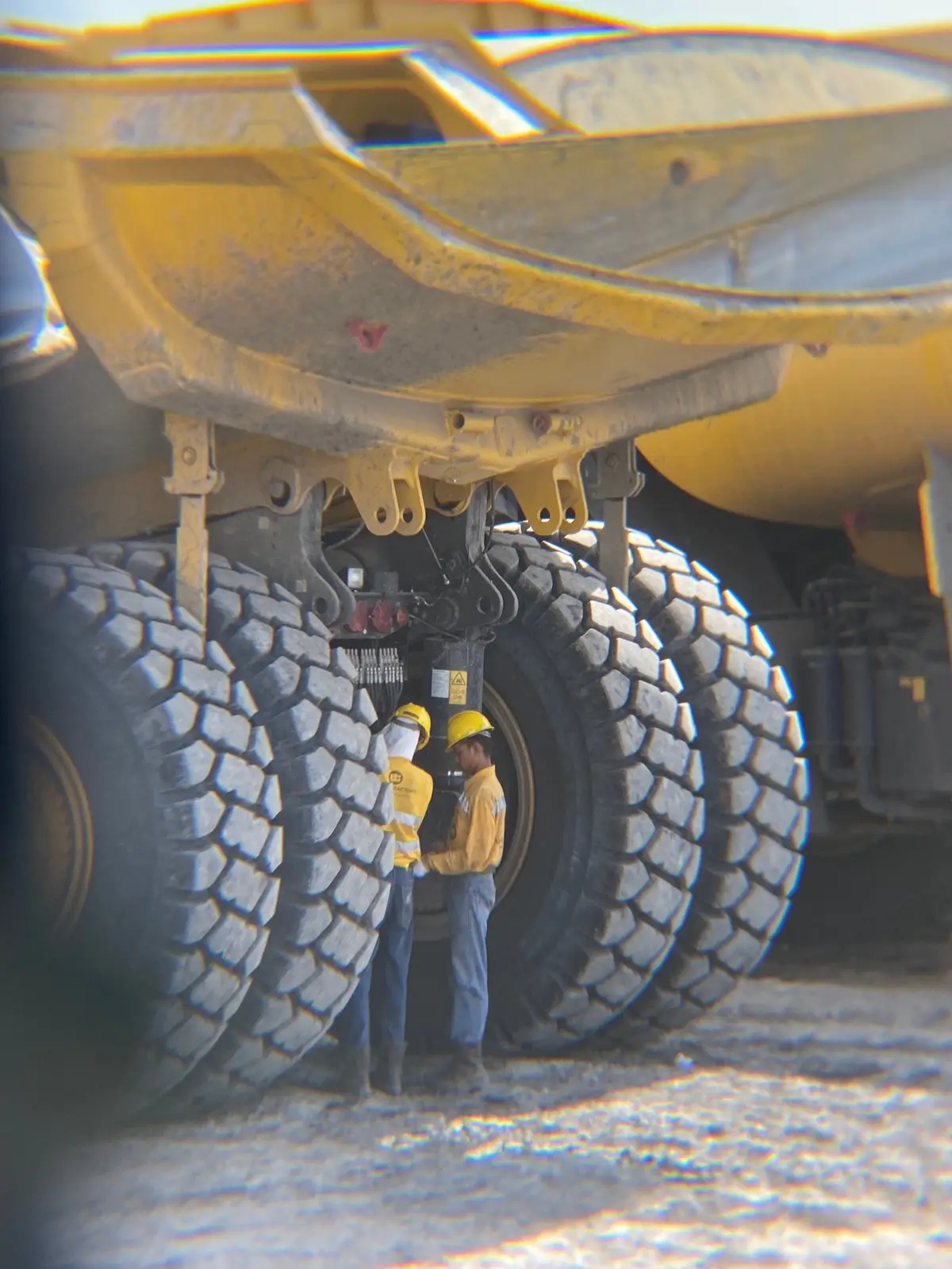 Slide ke-3 tatapan dan raut wajahnya ga bisa bohong betapa lelahnya orng tua mu nak #moment #sad #fyp #lewatberanda #fyppppppppppppppppppppppp 