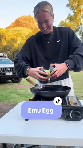 The size of that yolk! 🍳 #emu #emuegg #egg #friedegg #camping #australia #nsw #coonabarabran 