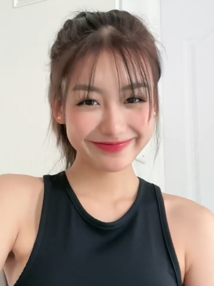 挖掘泰國漂亮妹妹【83】#泰國 #今天長這樣 #女大學生 #甜甜的手勢舞 #夏天的味道