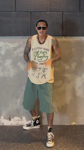 꽁꽁 얼어붙은 한강위로 고양이가 걸어다닙니다.