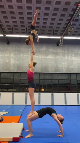 i love this balance !🌟#switzerland #acrobatics #gymnastics #acrogirls 