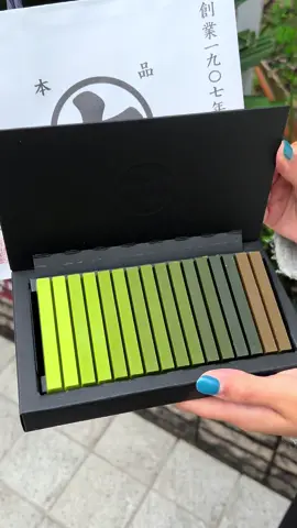 🍫7段階で濃さが変わる抹茶チョコレート(Matcha Chocolate with 7 Levels of Darkness Change)🍫 【StoreName、店家名稱、가게 이름】         ななや Nanaya 【Place、地方、장소】 東京都渋谷区渋谷2-7-12 1F 1F, 2-7-12 Shibuya, Shibuya-ku, Tokyo 【Menu、選單、메뉴】 PREMIUM MATCHA ¥2,160(税込) PREMIUM MATCHA ¥2,160 (tax included) 今日ご紹介するのは世界一濃い抹茶アイスが楽しめる「ななや」！ 7段階の濃さの抹茶チョコとほうじ茶チョコが2個ずつ入ってる！青山店は、現在製造が追いついていないみたいで、注文はお取り寄せのみ😅 ぜひお問合せしてみて！ Today we introduce you to Nanaya, where you can enjoy the world's darkest matcha ice cream! It contains two pieces each of matcha chocolate and hojicha chocolate in seven different levels of darkness! The Aoyama store currently can't seem to keep up with production, so orders can only be placed by order in advance 😅 Please inquire! #savorjapan  #japanesefood #sweets #tiktokfood