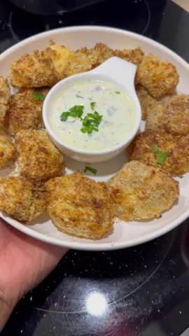 NUGGETS POISSON  🤍🥦 Hello ma team Voici une recette simple de nuggets de cabillaud cuits à l'airfryer pour une cuisine saine : Ingrédients : - 200g de cabillaud - 2 œufs - 130ml de lait - Farine de blé complet - Chapelure Panko - Sel - Poivre - Paprika Instructions : ➡️1. Préchauffez votre airfryer à 200°C pendant quelques minutes. ➡️2. Coupez le cabillaud en morceaux de taille égale. ➡️3. Dans un bol, mélangez les œufs et le lait. Assaisonnez avec du sel, du poivre et du paprika selon votre goût. ➡️4. Dans un autre bol, versez la farine de blé complet. Dans un troisième bol, mettez la chapelure Panko. ➡️5. Trempez chaque morceau de cabillaud dans la farine de blé complet, puis dans le mélange d'œufs et de lait, et enfin dans la chapelure Panko. Assurez-vous que chaque morceau est bien enrobé. ➡️6. Disposez les nuggets de cabillaud sur la grille de l'airfryer préchauffée. ➡️7. Faites cuire les nuggets de cabillaud dans l'airfryer pendant environ 10 à 12 minutes, ou jusqu'à ce qu'ils soient dorés et croustillants. ➡️8. Retournez les nuggets à mi-cuisson pour une cuisson uniforme. ➡️9. Une fois cuits, retirez les nuggets de cabillaud de l'airfryer et laissez-les reposer quelques minutes avant de les déguster. Servez ces délicieux nuggets de cabillaud avec une sauce de votre choix et accompagnez-les de légumes frais pour un repas sain et équilibré. Bon appétit !#foryoupage #food #recette #recettesimple #recettesaine 