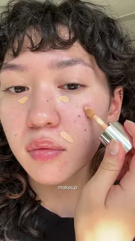 our #FutureFluid Concealer covers up everything, but feels like nothing + it's filled with skin loving ingredients ✨ here's how @elle <33 (she/her) gets the look 👇 🌐 Future Fluid Concealer in 7NW 🌐 Lip + Cheek in Werk & Flip  🌐 Matte Bronzer in Baked 🌐 Rise Waterproof Mascara 🌐 Hydro Grip Set + Refresh Spray