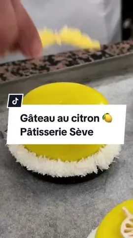 C’est un véritable danger d’utiliser du citron dans une recette en pâtisserie. Car il faut vraiment travailler l’équilibre de l’acidité, mais on a peut-être trouvé le combo parfait avec ce dessert au citron 🍋 ##chocolatseve##citron##lemon##guimauve##coco##thym##menthe##patisserieseve##patisserie##gateau##seve