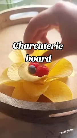 Let's make some random snakeplatter #snackplatte #snackplate #snackplatter #cheeseplatter #charcuterieboard 